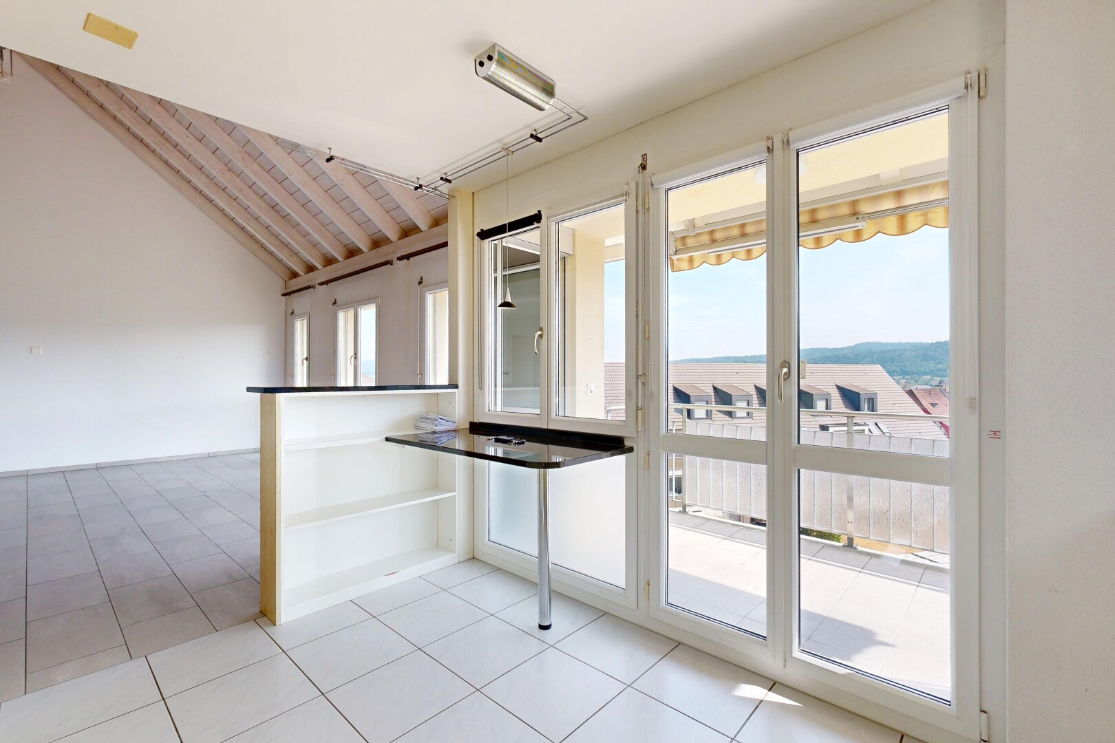 leerer raum mit gipskartonwand, drywall, inside property, light floor, und dachschräge