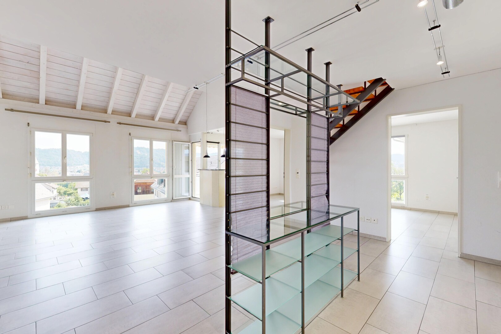 leerer raum mit hohe decke, high ceiling, natürliches licht, natural light, und gipskartonwand