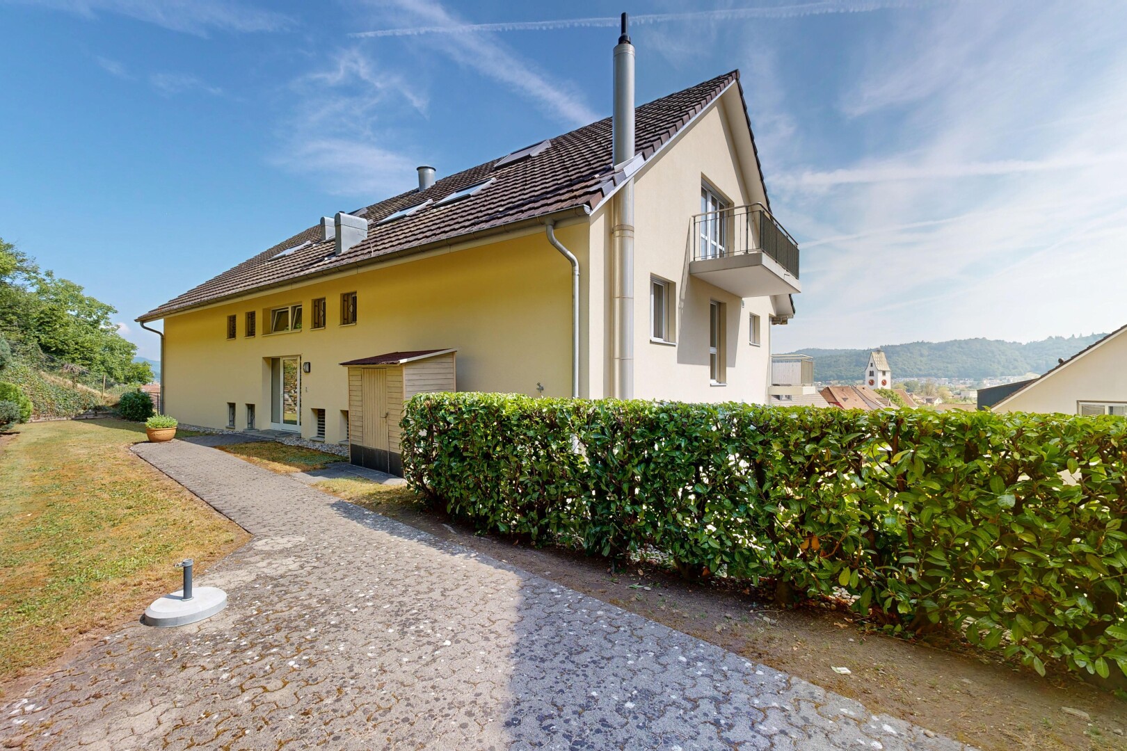 außenansicht mit stuckverkleidung, property visible, day time, balkon, und schornstein
