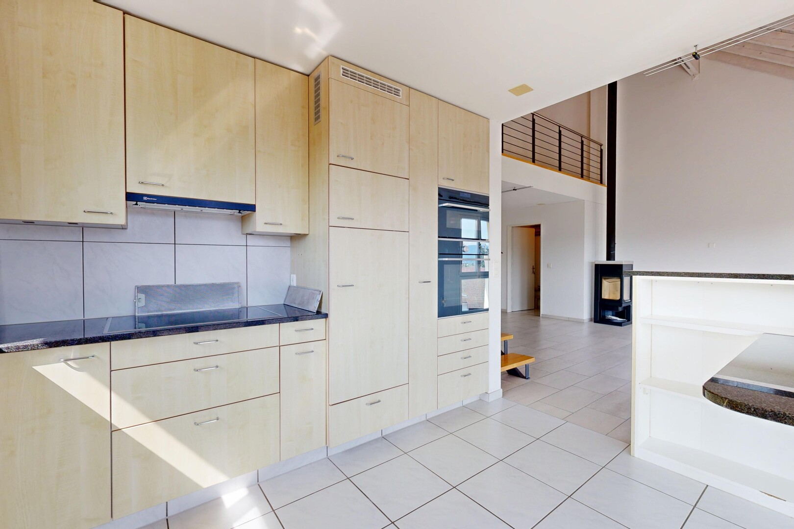 küche mit hellbraune schränke, light brown cabinets, light floor, dark countertops, und inside property