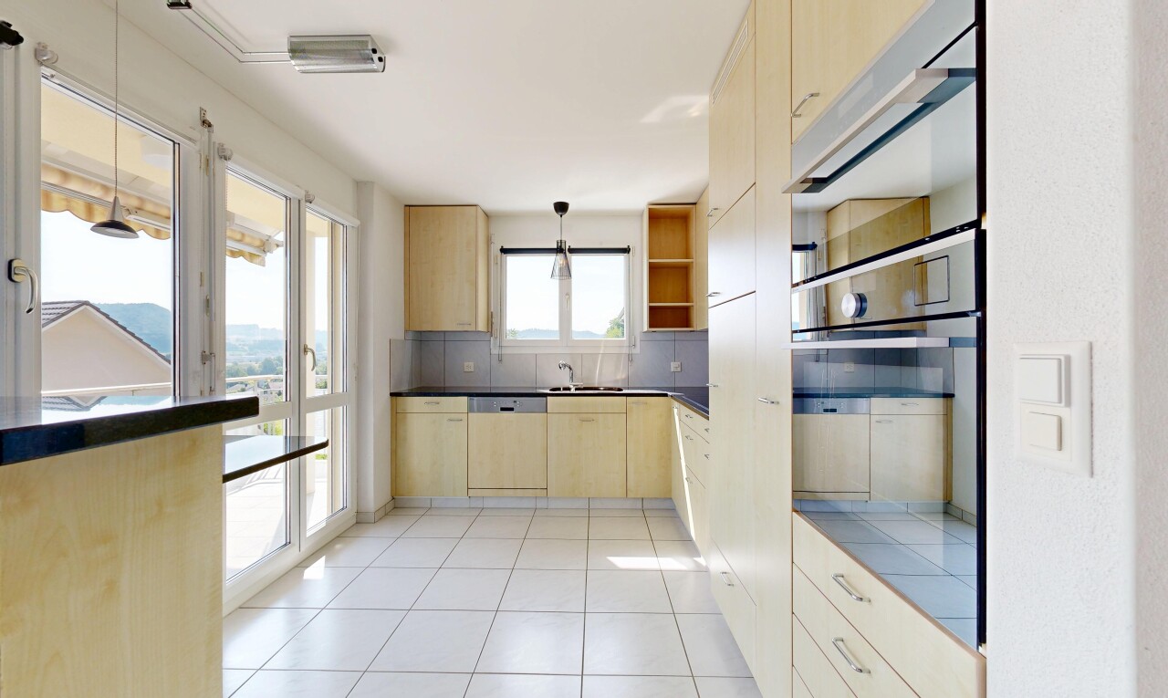 küche mit pendelleuchte, pendant lighting, inside property, light floor, und hellbraune schränke