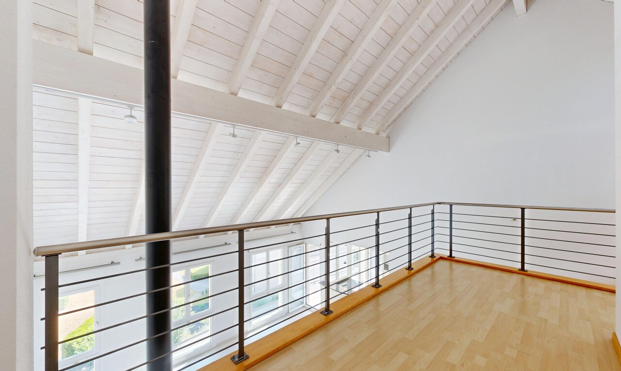 leerer raum mit balkendecke, beamed ceiling, holzdecke, wood ceiling, und inside property