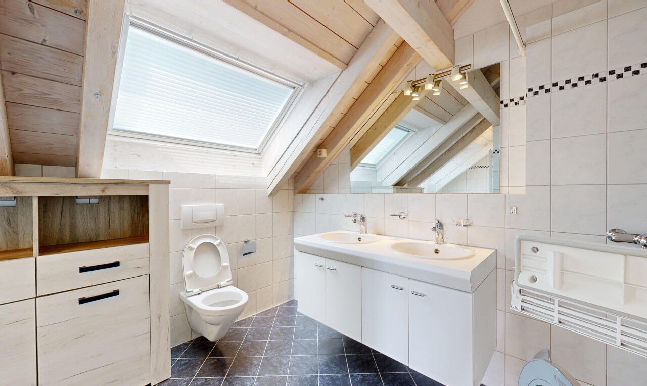 bad mit doppelwaschtisch, dark floor, komplettes badezimmer, inside property, und fliesenwand