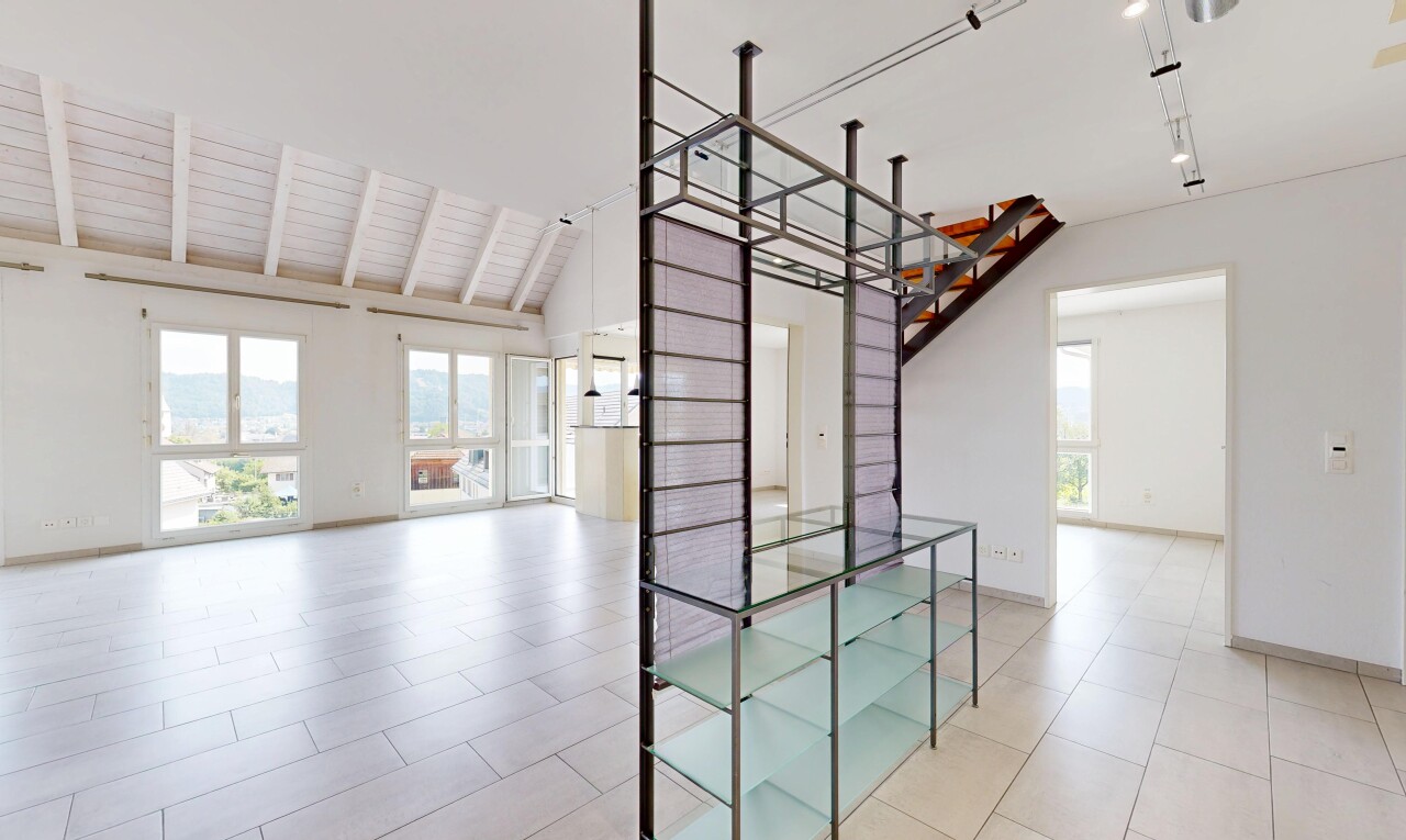 leerer raum mit hohe decke, high ceiling, natürliches licht, natural light, und gipskartonwand