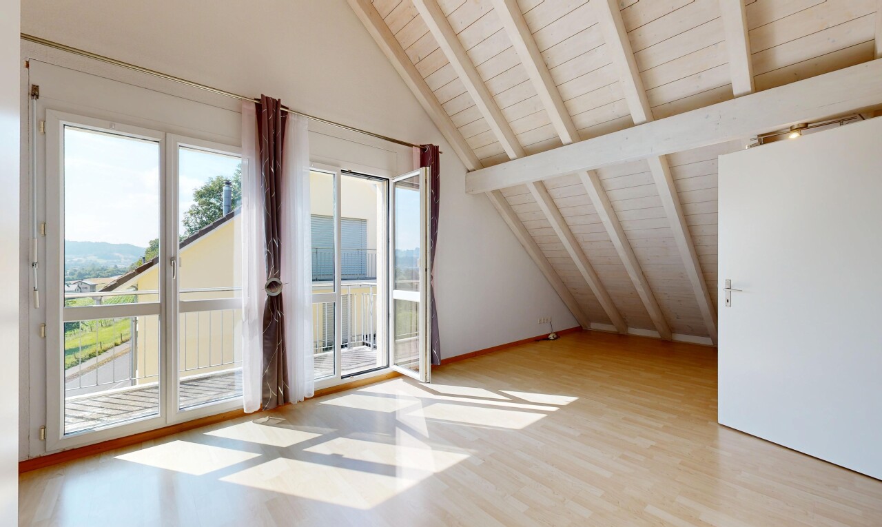 leerer raum mit inside property, balkendecke, beamed ceiling, dachschräge, und vaulted ceiling