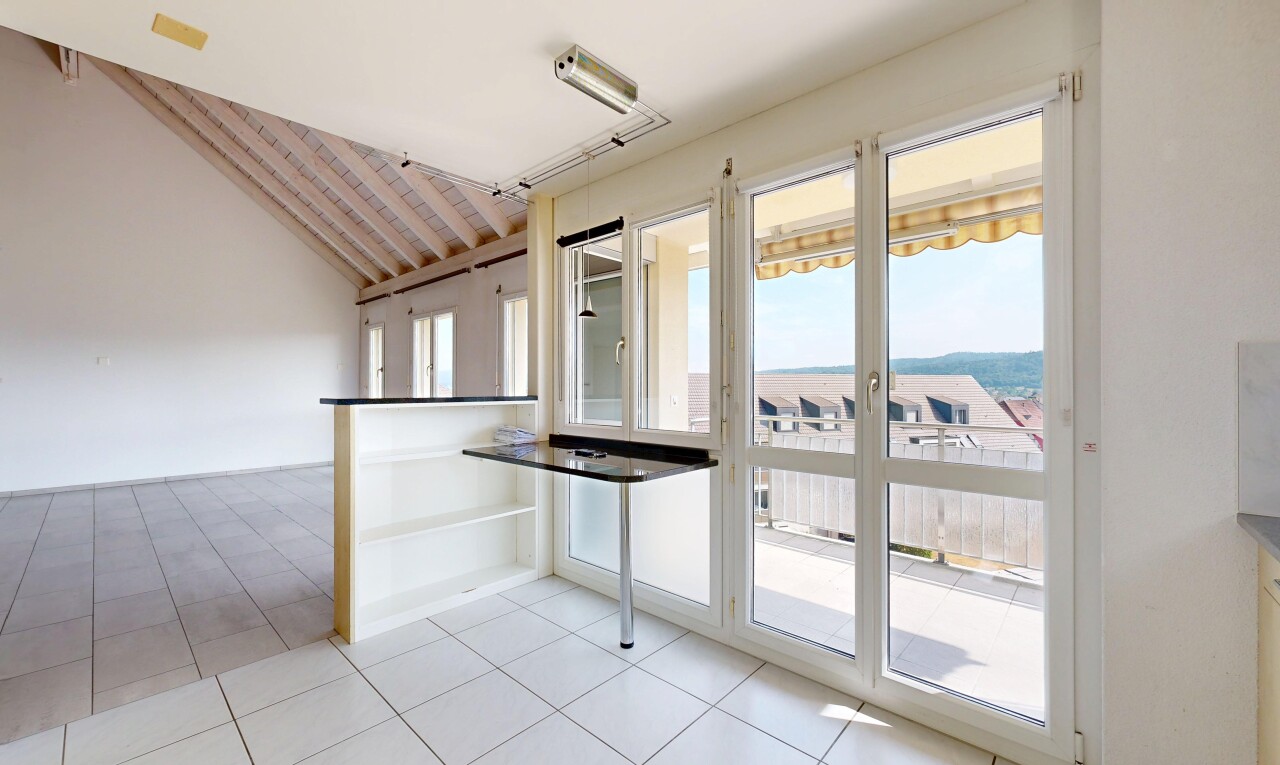leerer raum mit gipskartonwand, drywall, inside property, light floor, und dachschräge