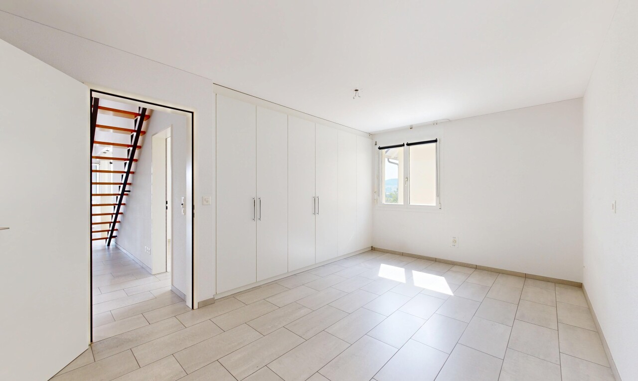 leerer raum mit light floor, treppen, natürliches licht, natural light, und inside property