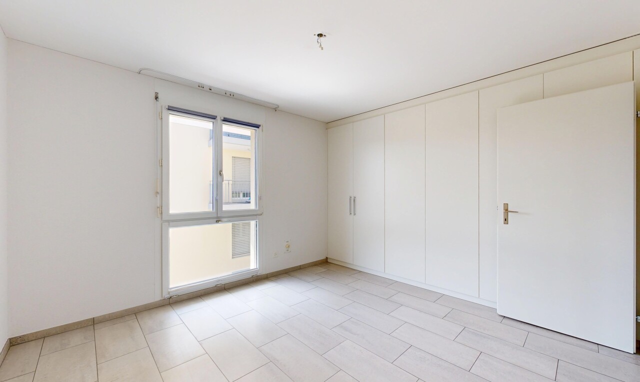 leerer raum mit light floor, natürliches licht, natural light, inside property, und gipskartonwand