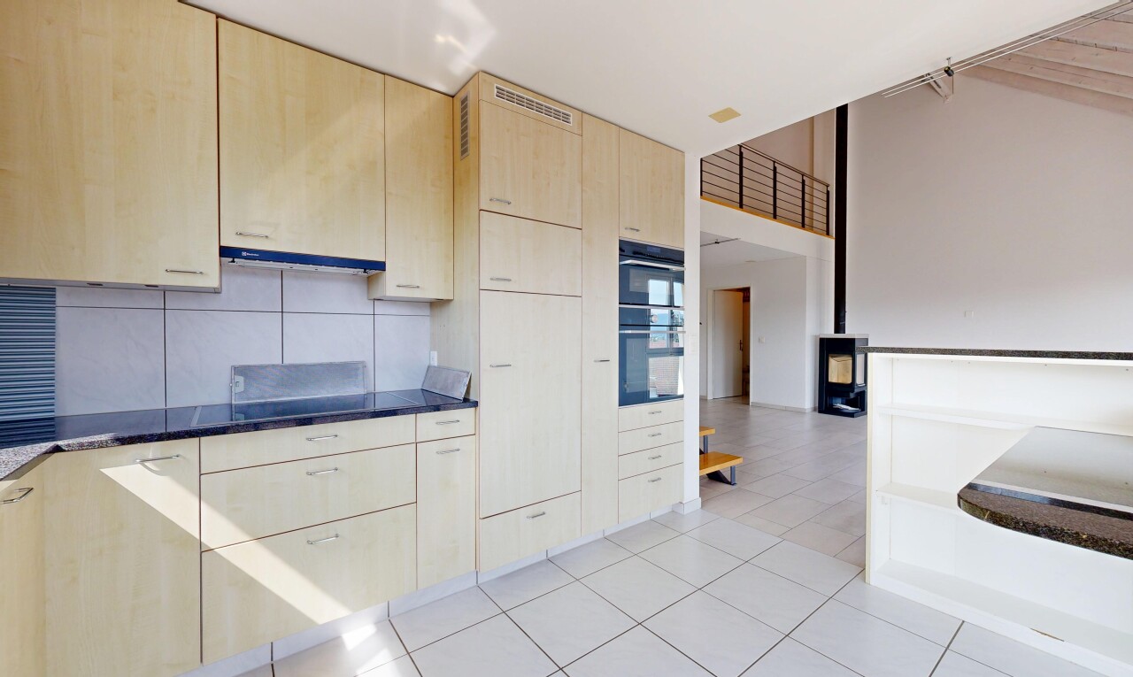 küche mit hellbraune schränke, light brown cabinets, light floor, dark countertops, und inside property