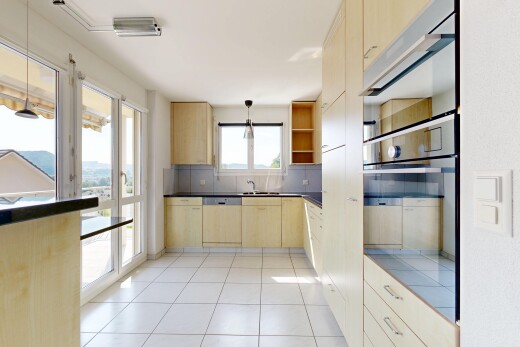 küche mit pendelleuchte, pendant lighting, inside property, light floor, und hellbraune schränke