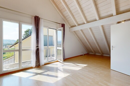 pièce vide avec inside property, plafond à poutres, beamed ceiling, plafond voûté, et vaulted ceiling