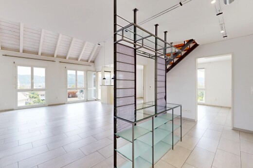 pièce vide avec plafond haut, high ceiling, lumière naturelle, natural light, et cloison sèche