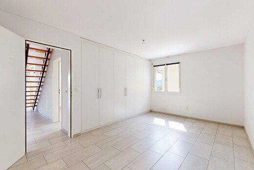 pièce vide avec light floor, escaliers, lumière naturelle, natural light, et inside property