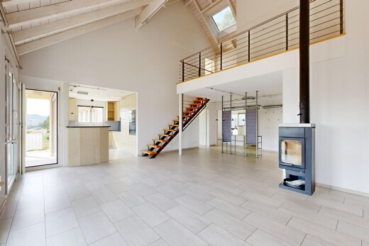 wohnzimmer mit light floor, holzofen, inside property, natürliches licht, und natural light