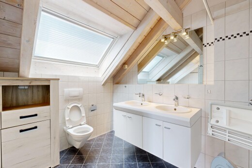 salle de bains avec double vasque, dark floor, salle de bain complète, inside property, et mur en carrelage
