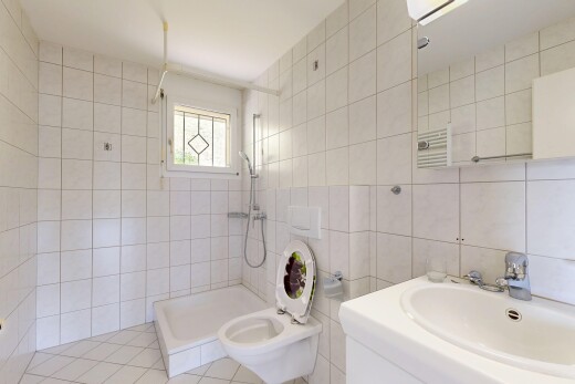 salle de bains avec douche, salle de bain complète, miroir, évier, et mur en carrelage