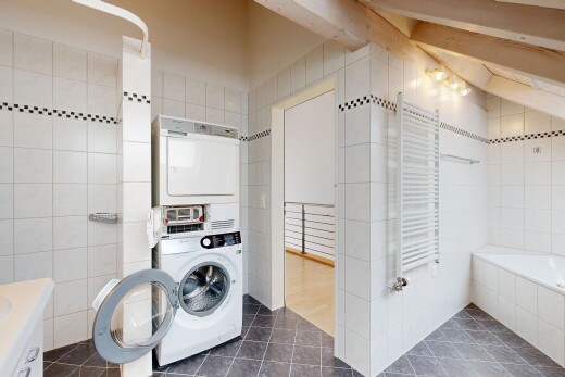 salle de bains avec chauffe-serviettes, mur en carrelage, tile wall, bain, et sol en carrelage