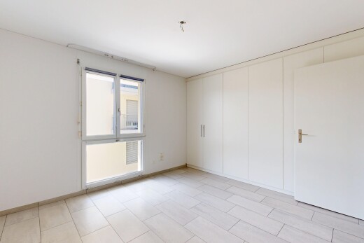 pièce vide avec light floor, lumière naturelle, natural light, inside property, et cloison sèche