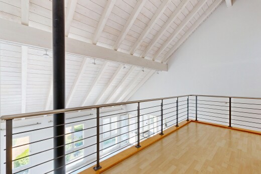 pièce vide avec plafond à poutres, beamed ceiling, plafond en bois, wood ceiling, et inside property