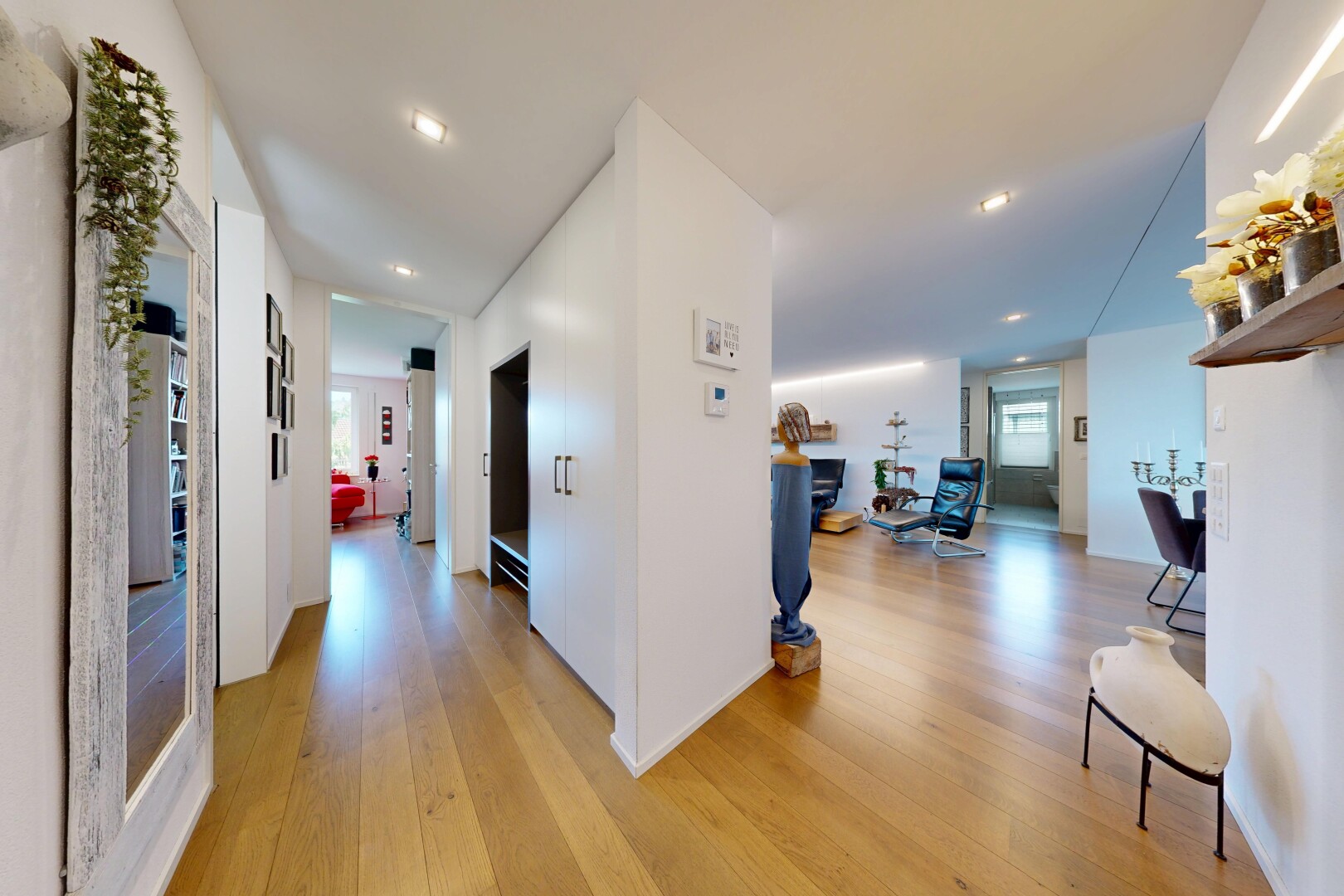 halle / korridor mit einbauleuchten, wood finish floor, holzfußboden, drywall, und gipskartonwand