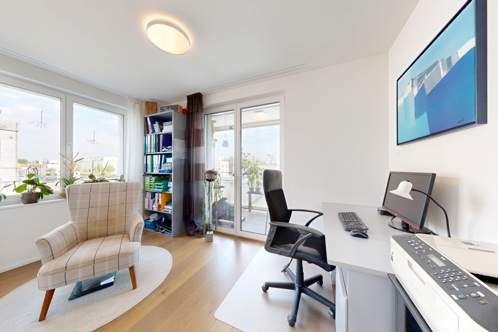 büro mit wood finish floor, holzfußboden, drywall, gipskartonwand, und fernseher