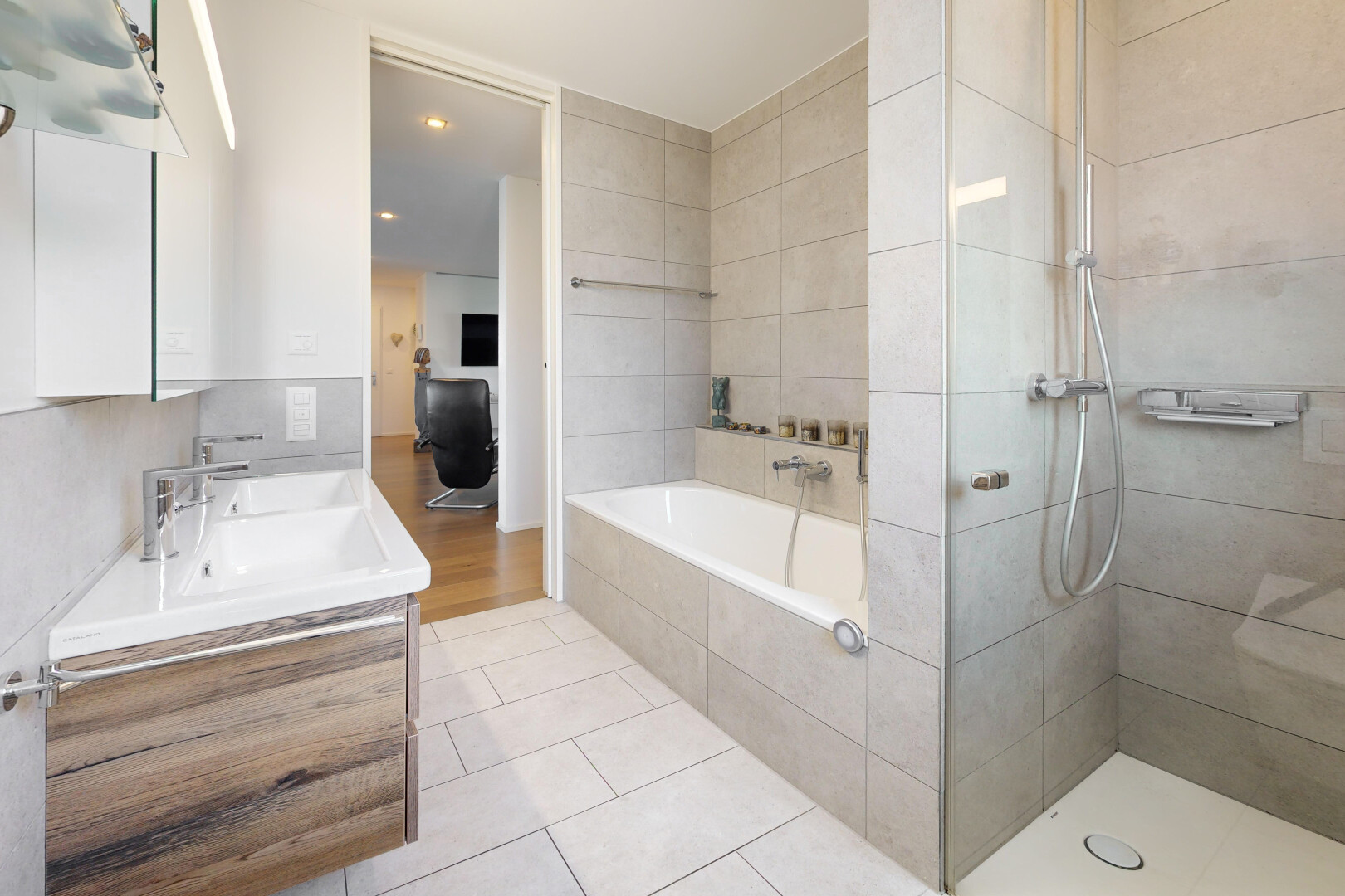bad mit komplettes badezimmer, bad, dusche, light floor, und doppelwaschtisch