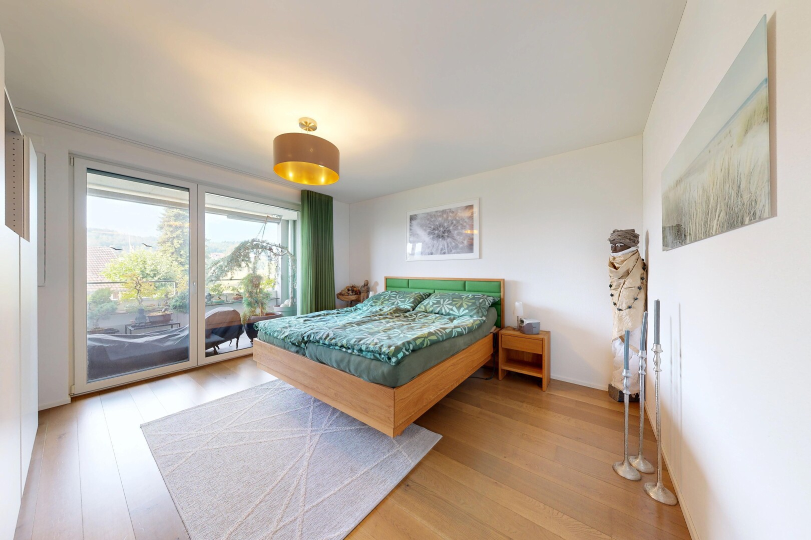 zimmer / schlafzimmer mit außenzugang, wood finish floor, holzfußboden, drywall, und gipskartonwand