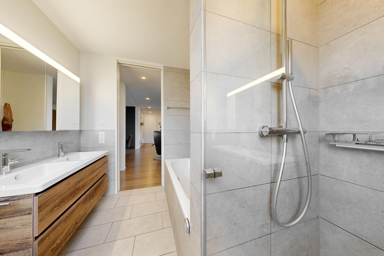 bad mit komplettes badezimmer, light floor, dusche, doppelwaschtisch, und bad