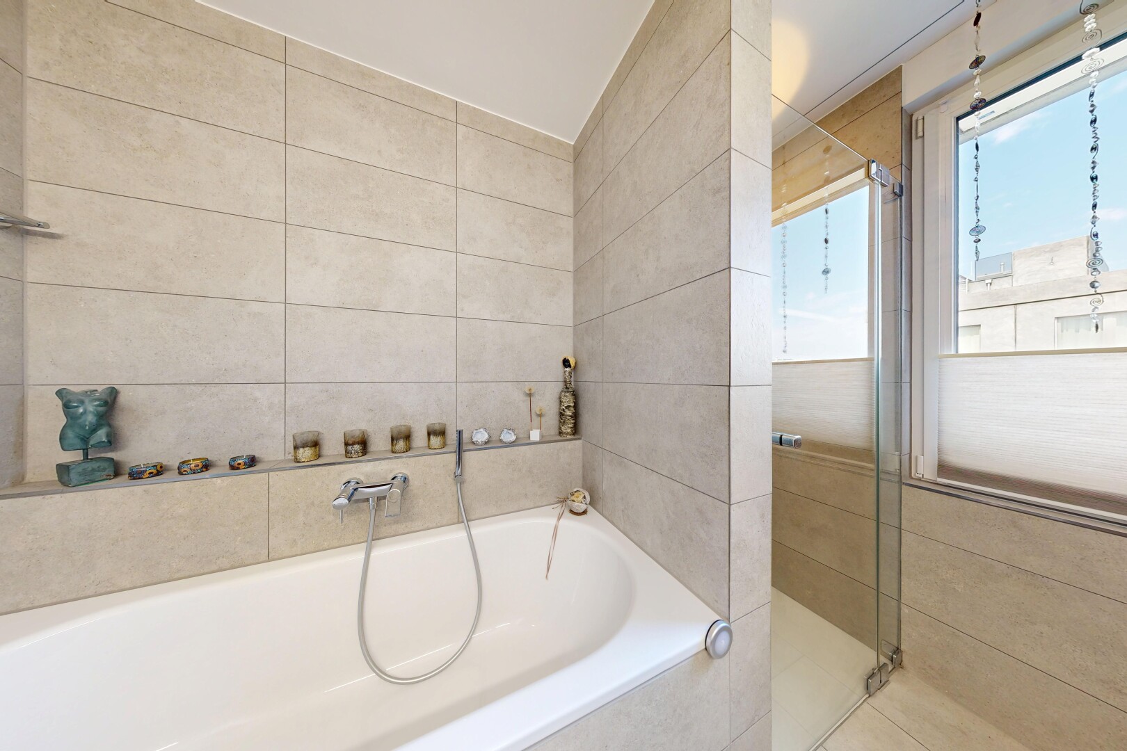 bad mit tile wall, fliesenwand, bad, dusche, und day time