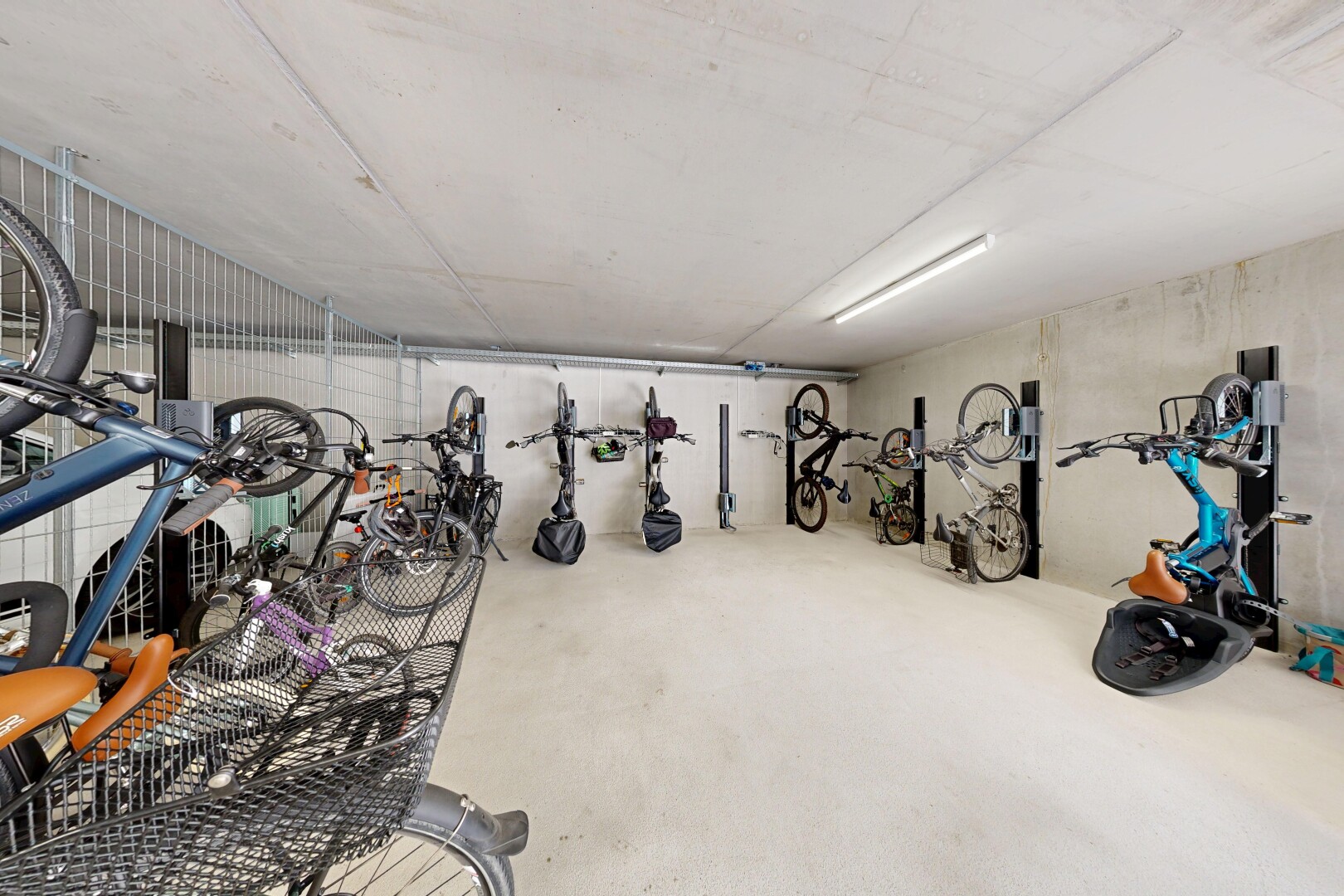 fitnessstudio mit betonboden und concrete floor