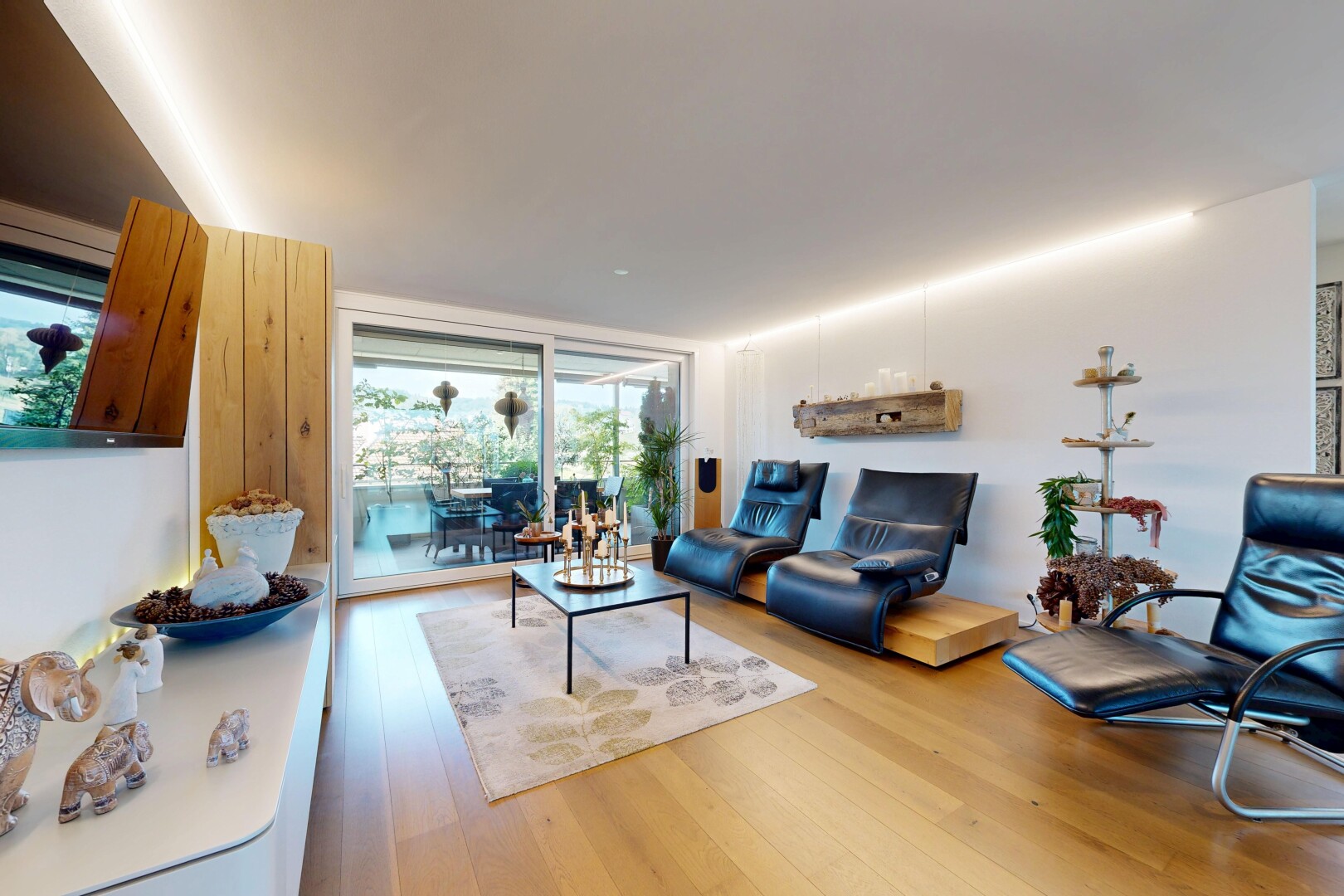 wohnzimmer mit holzfußboden, wood finish floor, fernseher, gipskartonwand, und drywall