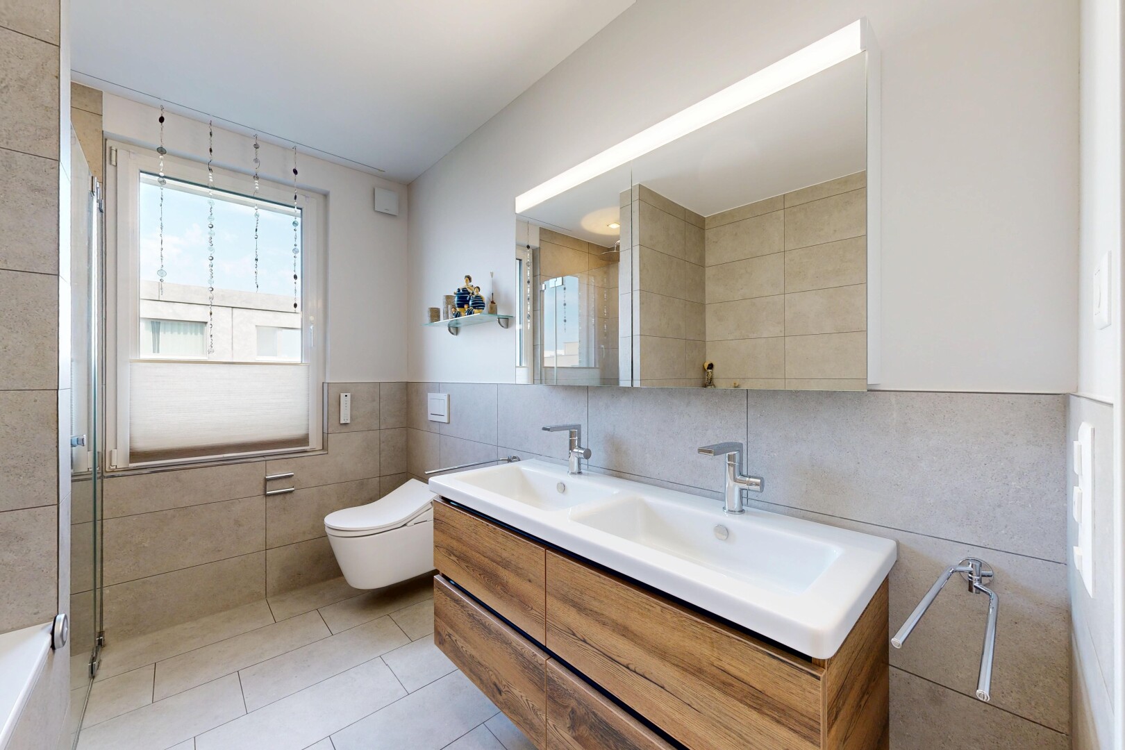 bad mit fliesenwand, tile wall, komplettes badezimmer, doppelwaschtisch, und fliesenboden