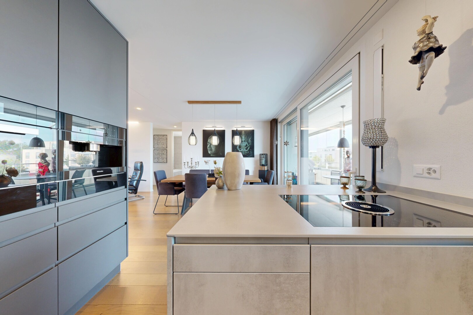 küche mit flat panel cabinets, schränke mit flachen paneelen, pendelleuchte, light floor, und holzfußboden