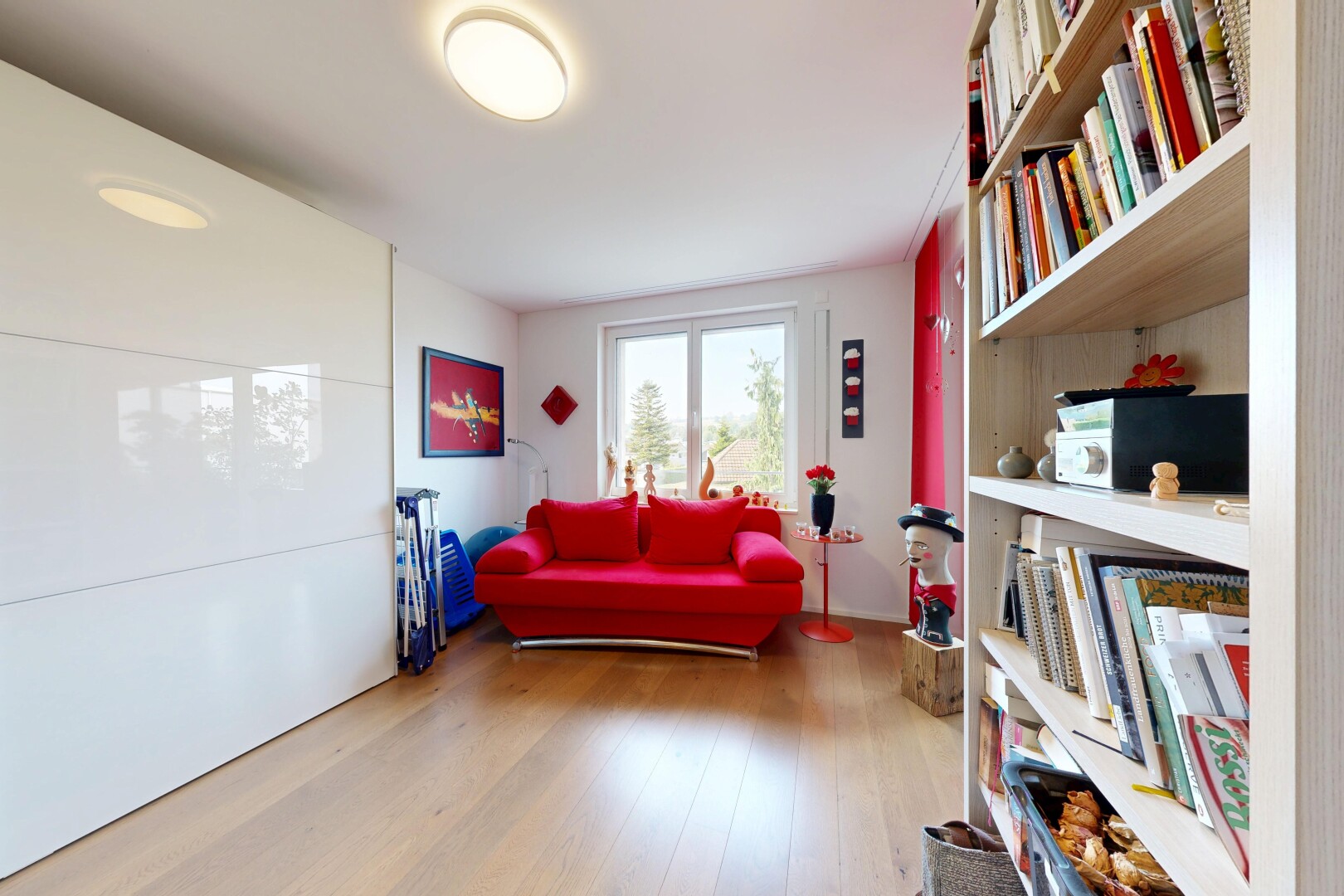 wohnzimmer mit eingebaute regale, holzfußboden, wood finish floor, inside property, und gipskartonwand