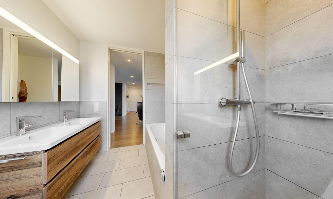 bad mit komplettes badezimmer, light floor, dusche, doppelwaschtisch, und bad