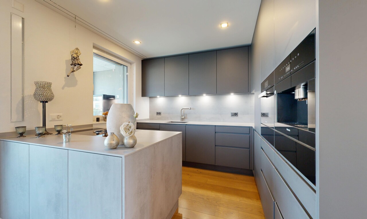 küche mit gray cabinets, graue schränke, light floor, flat panel cabinets, und schränke mit flachen paneelen