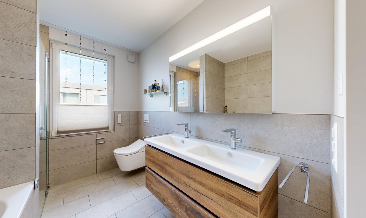 bad mit fliesenwand, tile wall, komplettes badezimmer, doppelwaschtisch, und fliesenboden