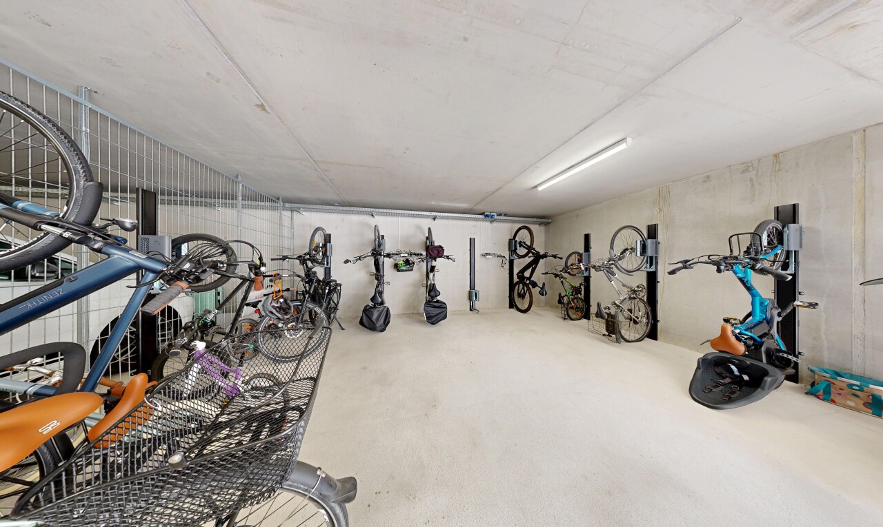 fitnessstudio mit betonboden und concrete floor