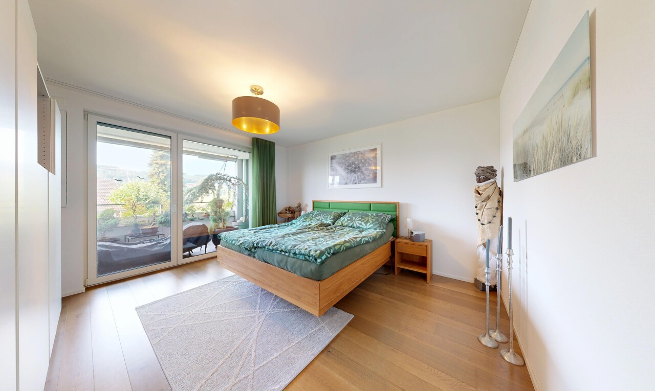 zimmer / schlafzimmer mit außenzugang, wood finish floor, holzfußboden, drywall, und gipskartonwand