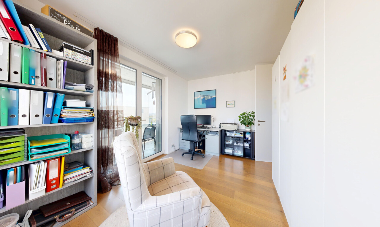 büro mit wood finish floor, holzfußboden, drywall, gipskartonwand, und fernseher