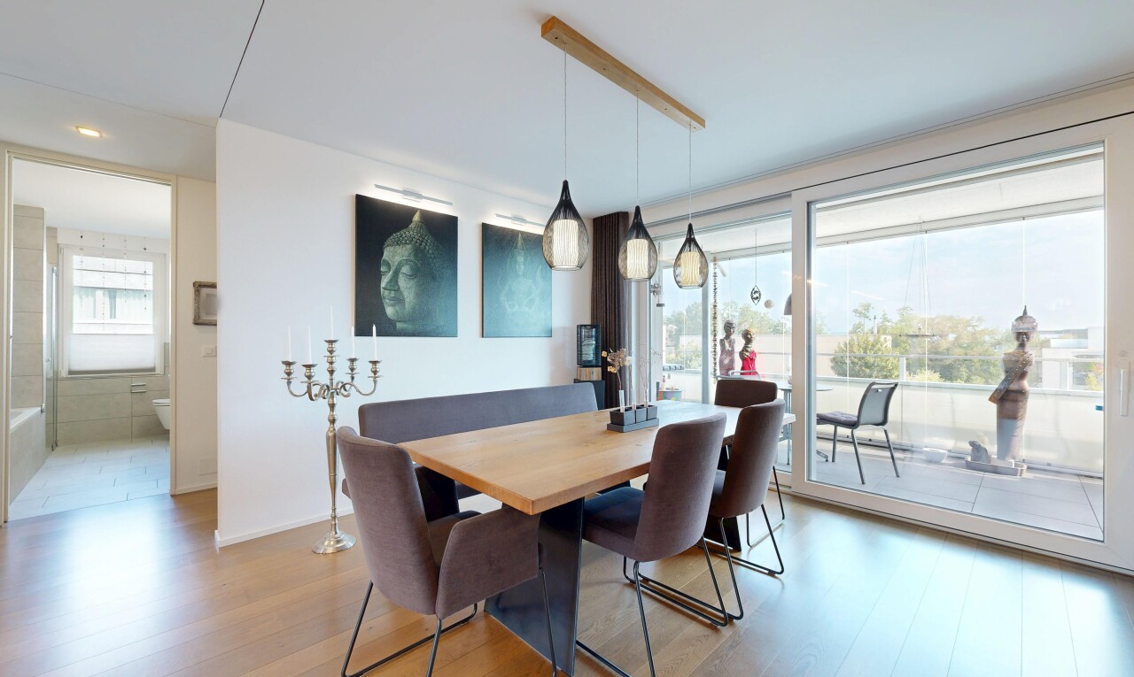 esszimmer mit wood finish floor, holzfußboden, drywall, gipskartonwand, und inside property