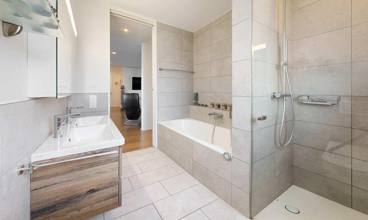 bad mit komplettes badezimmer, bad, dusche, light floor, und doppelwaschtisch