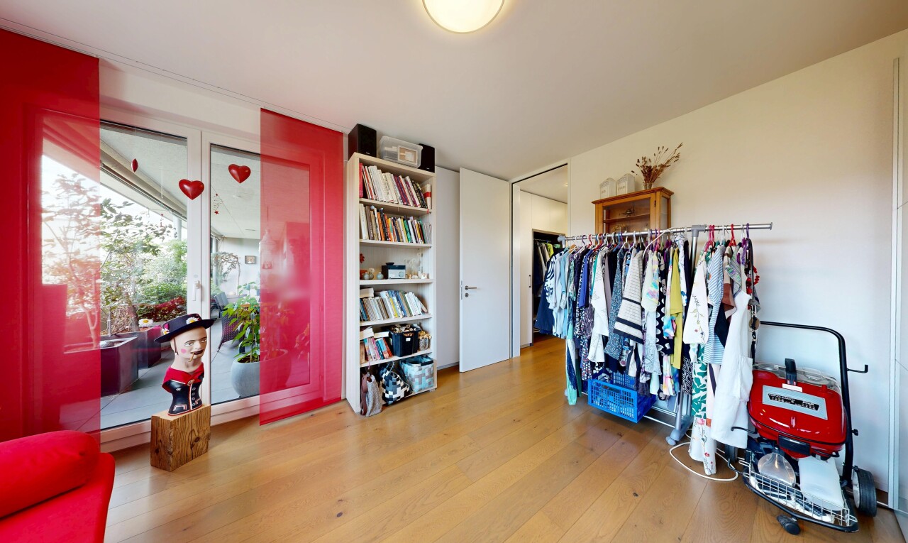 begehbarer kleiderschrank mit holzfußboden und wood finish floor