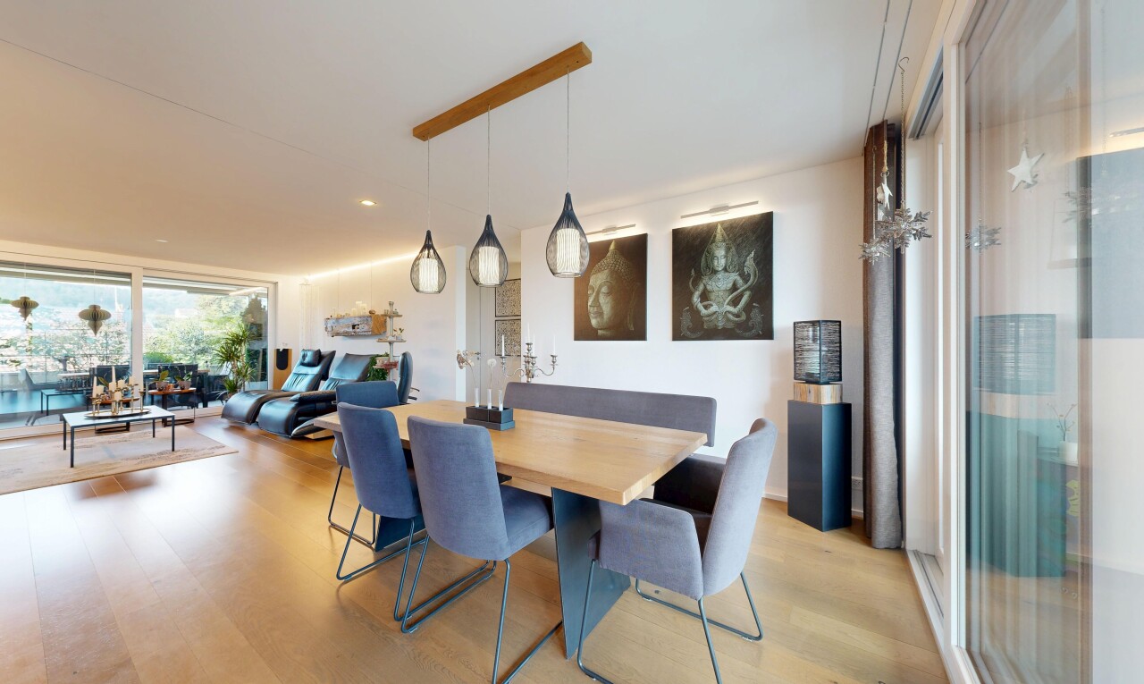 wohn- / esszimmer mit wood finish floor, holzfußboden, inside property, drywall, und gipskartonwand