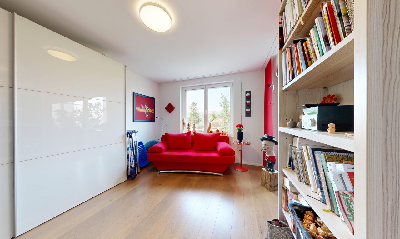 wohnzimmer mit eingebaute regale, holzfußboden, wood finish floor, inside property, und gipskartonwand