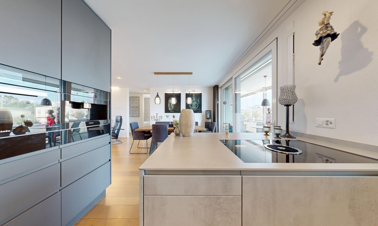 küche mit flat panel cabinets, schränke mit flachen paneelen, pendelleuchte, light floor, und holzfußboden