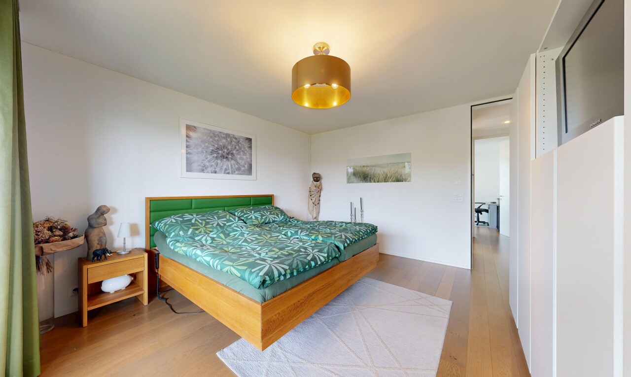 zimmer / schlafzimmer mit wood finish floor, holzfußboden, drywall, gipskartonwand, und inside property