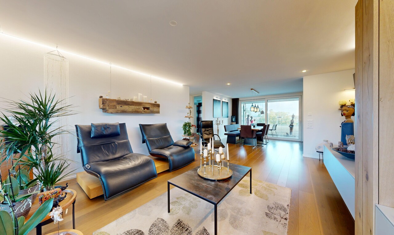 wohn- / esszimmer mit wood finish floor, holzfußboden, drywall, gipskartonwand, und einbauleuchten
