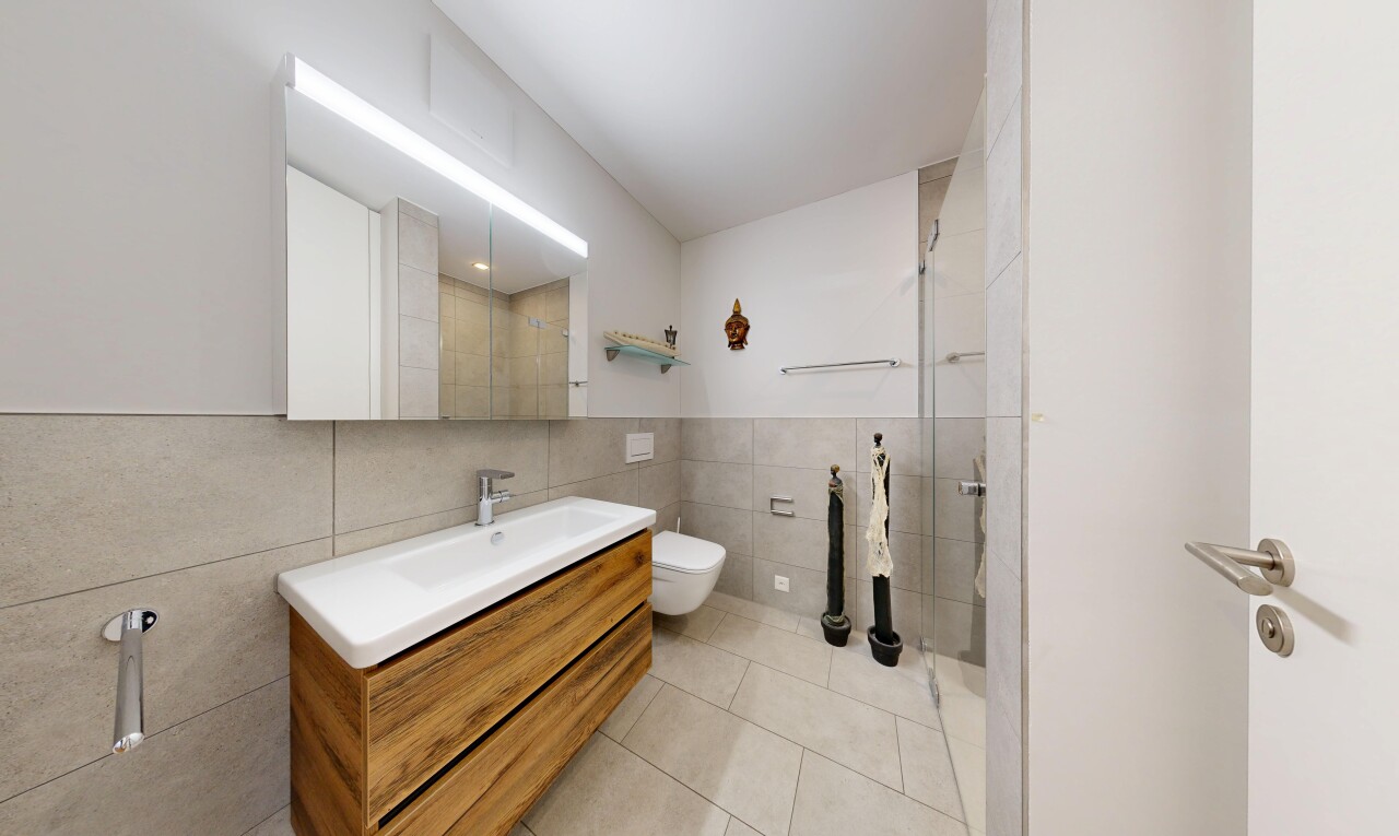 bad mit tile wall, fliesenwand, komplettes badezimmer, spiegel, und dusche