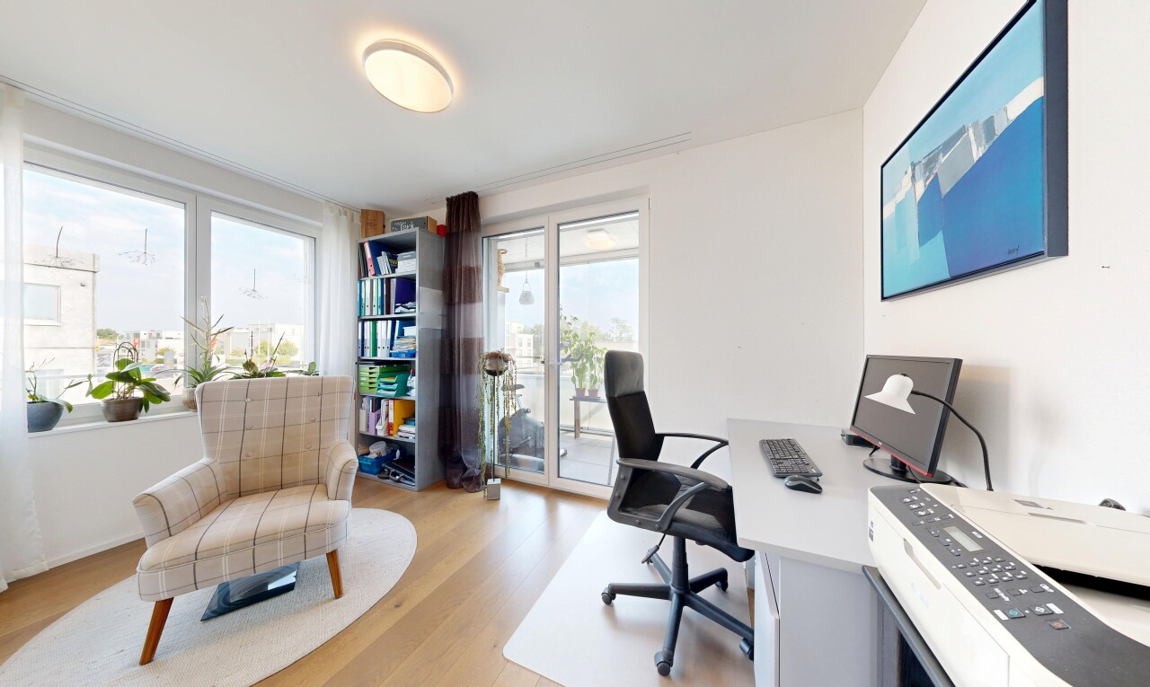 büro mit wood finish floor, holzfußboden, drywall, gipskartonwand, und fernseher